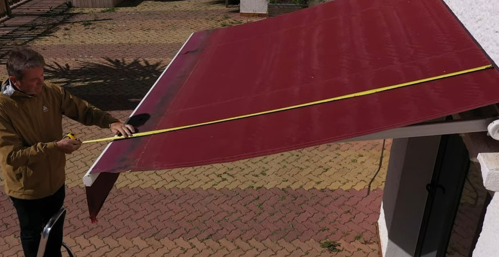 Persona midiendo balcón con cinta métrica sin leer números